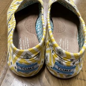 Sz 8 Toms yellow patterned Toms